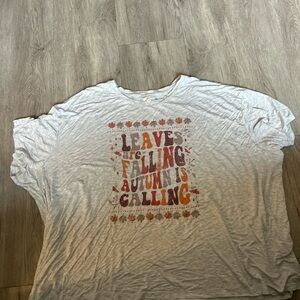 Maurices Gray Short Sleeve Tee with Autumn Print